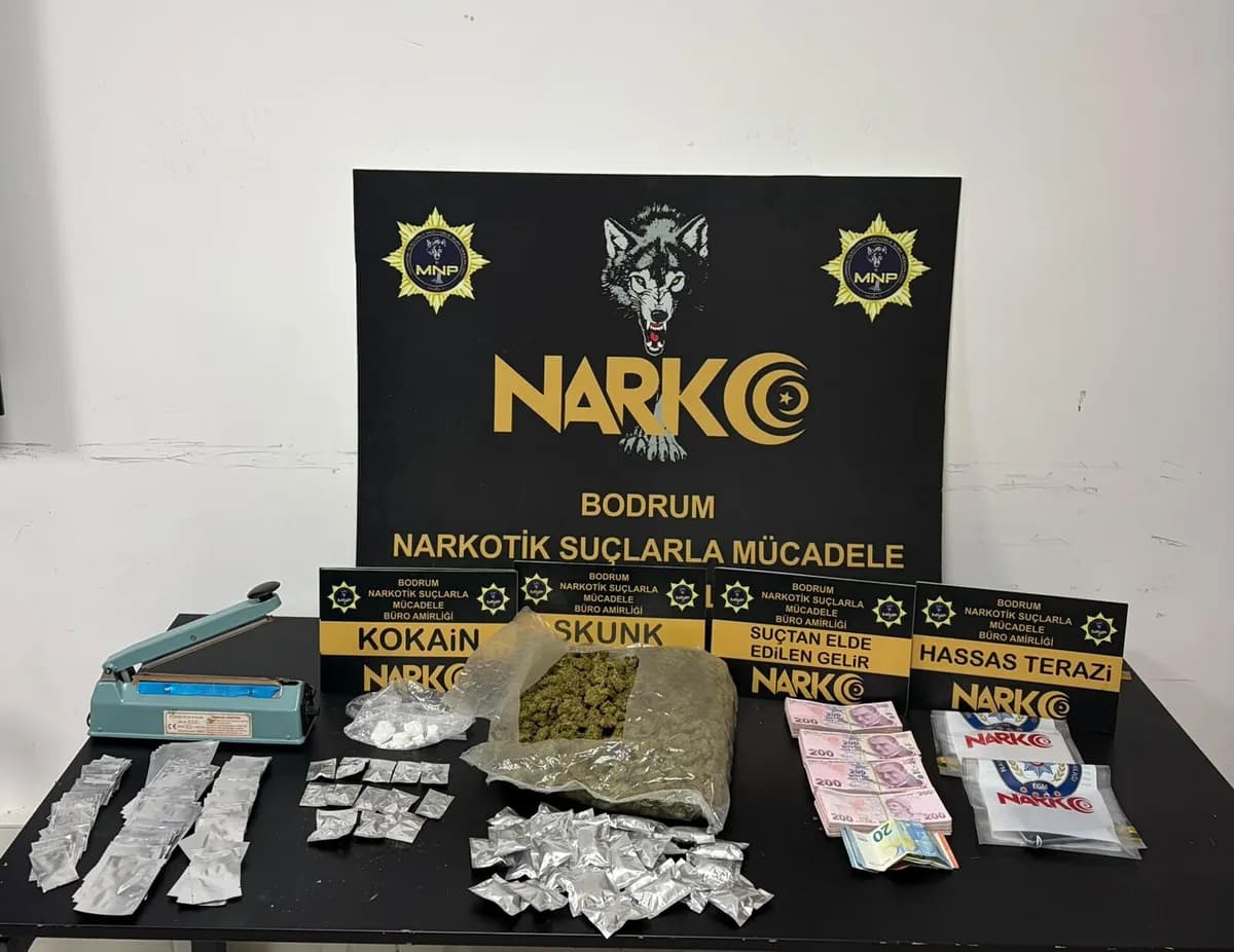 Bodrum Narkotik ekiplerince ele geçirilen skunk, kokain paketleri, hassas terazi ve nakit para masada sergileniyor