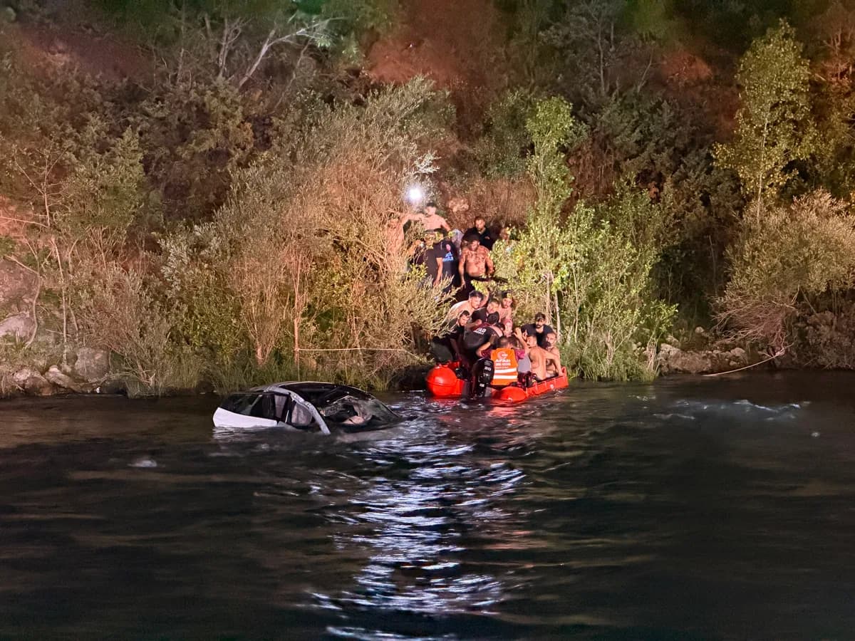 Munzur Nehri'nde yarı batmış otomobil ve kurtarma ekiplerinin botla müdahalesi