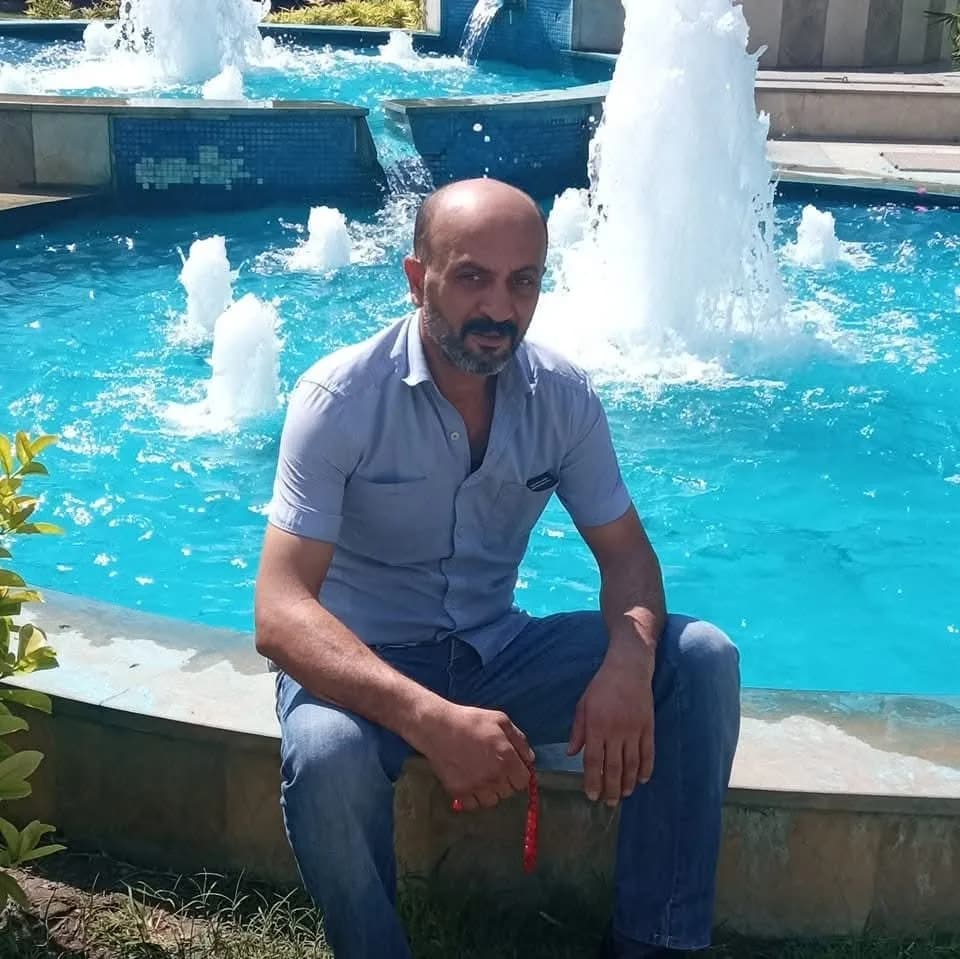 Havuz kenarında oturan Yılmaz Atun'un arşiv fotoğrafı