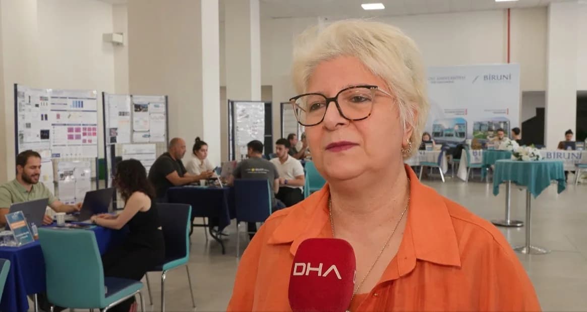 Prof. Dr. Çelik Biruni Üniversitesi etkinliğinde DHA mikrofonuna konuşuyor