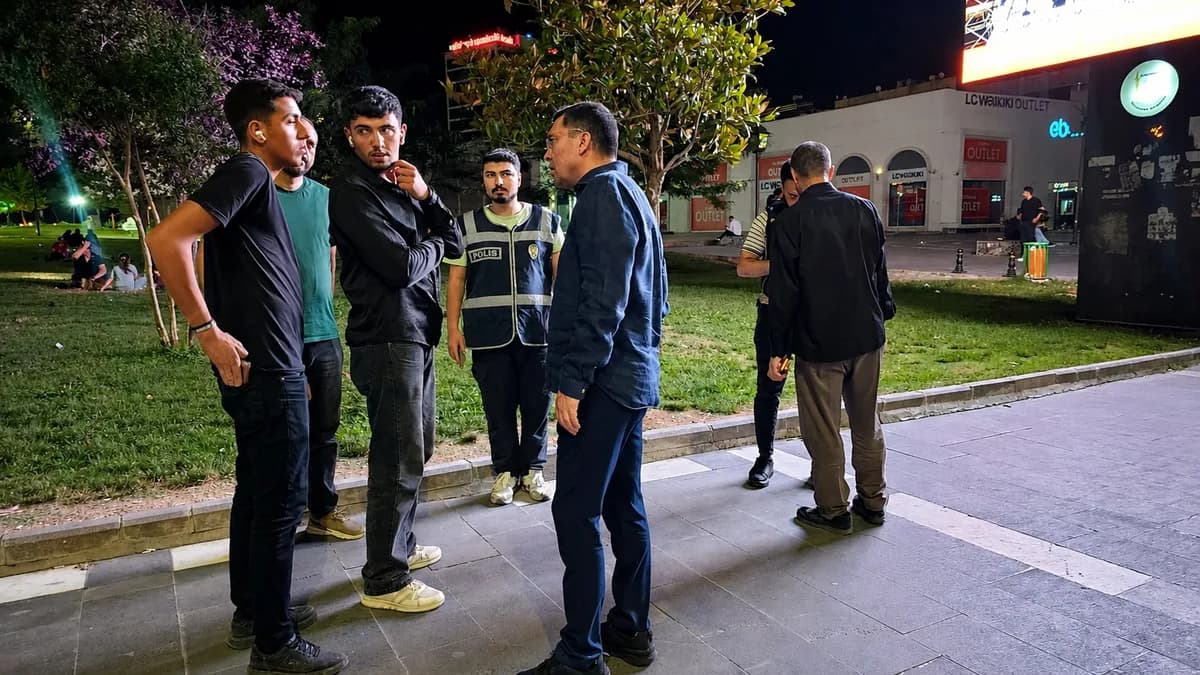 Şanlıurfa'da gece yapılan denetimde İl Emniyet Müdürü ve polis ekiplerinin bir grup gençle görüştüğü an