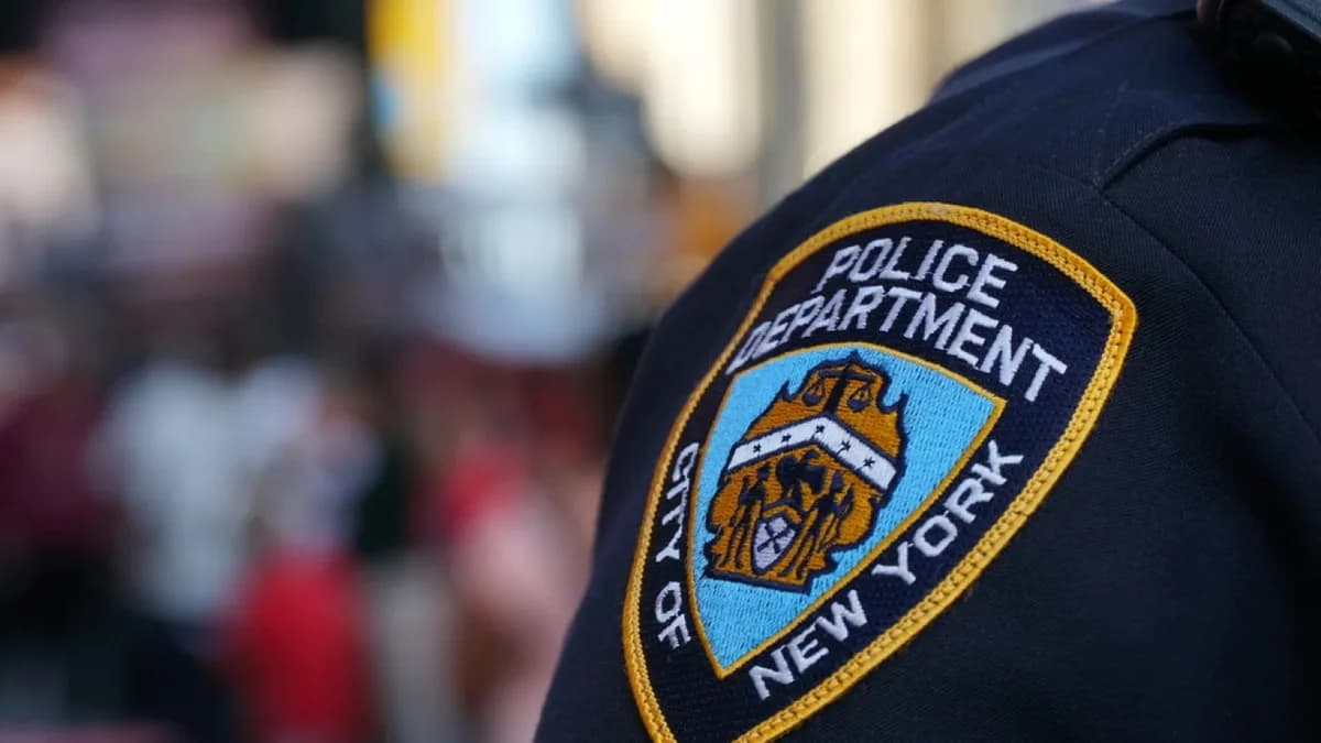 New York Polis Departmanı (NYPD) armasının işlendiği koyu lacivert üniforma kolu yakın planda