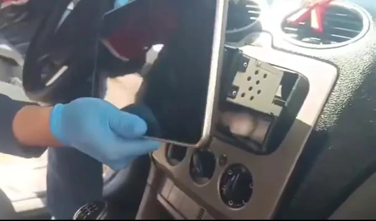 Bursa’da Uyuşturucu Operasyonu: Araçta Gizlenmiş Maddeler Ele Geçirildi