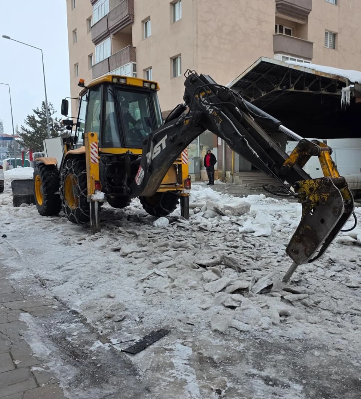 Ardahan’da 20 Santimlik Buz Tabakaları Kırıldı
