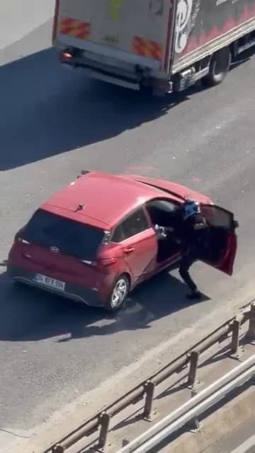 Çekmeköy’de Trafikte Tekmeli Yumruklu Kavga: Yol Verme Tartışması Kamerada