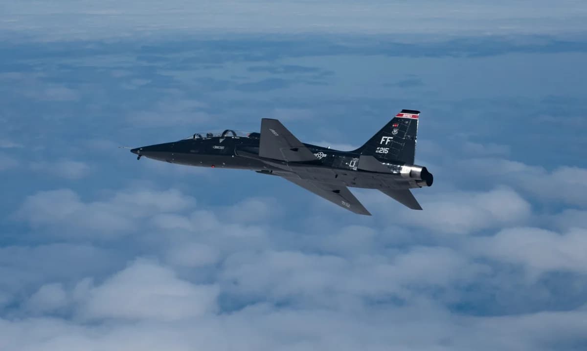 Alabama’da Eğitim Uçağı Düştü: İki Pilot Güvenli Bir Şekilde Kurtuldu