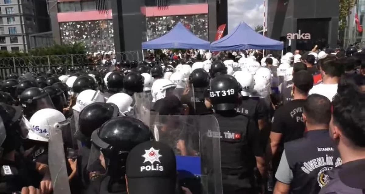 Fenomenler, Polis Ablukası Paylaşımları Sonrası Gözaltına Alındı