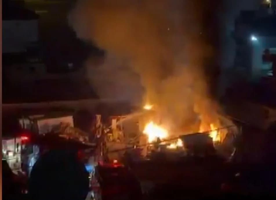 Arnavutköy’deki Hurdalıkta Yangın Kontrol Altına Alındı