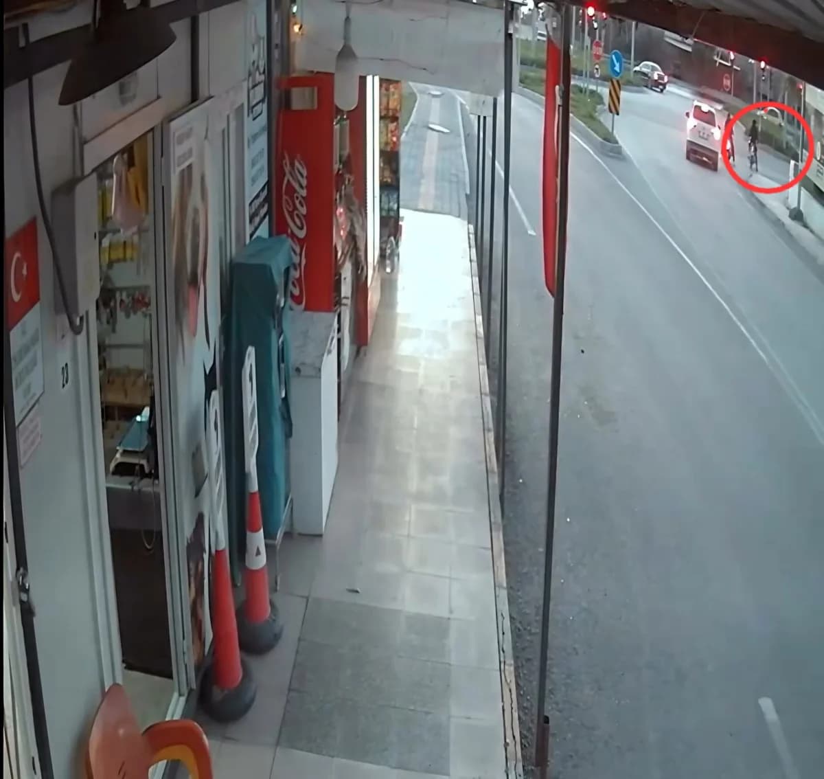 Kırmızı ışık ihlali sonucu motosiklet otomobille çarpıştı; korkutan kaza anı kaydedildi