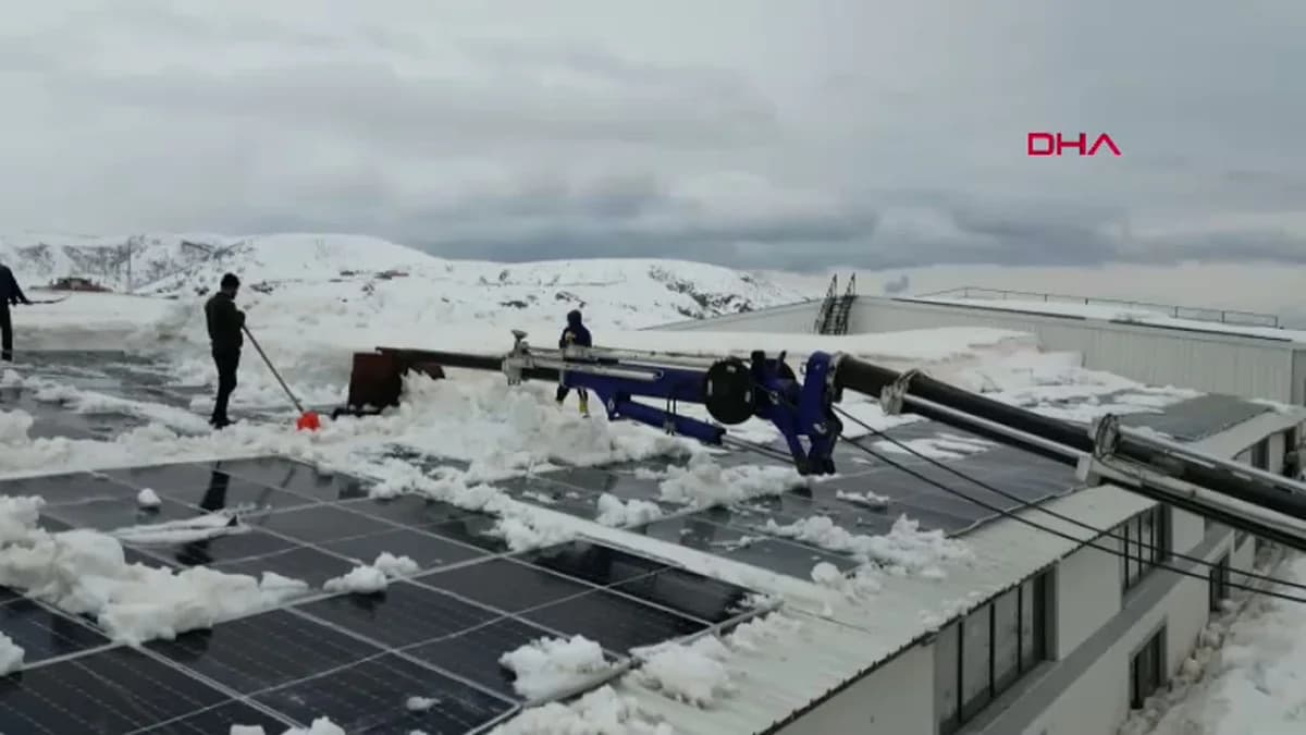 Bitlis’te İşletmeler Çatılarında Kar Temizliğine Vinç Desteği