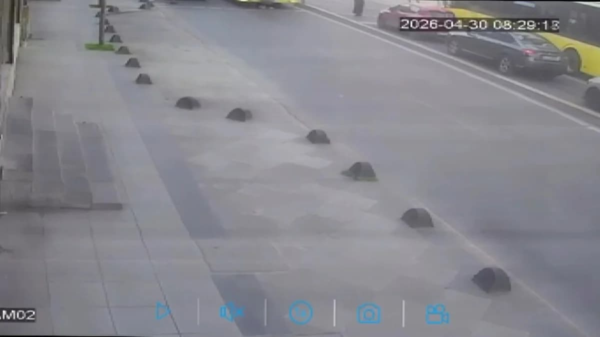 Bağcılar’da Trafik Işıklarında Facianın Eşiğinden Dönüldü: Öğrenciye Otobüs Çarptı