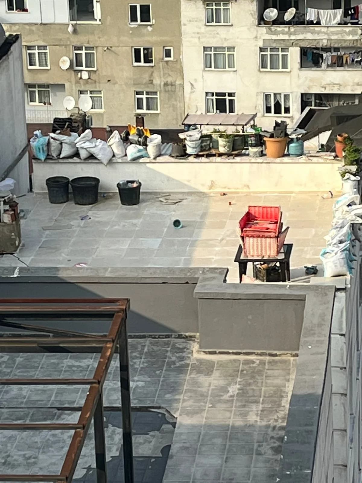 Çatıdaki Piknik Tüpü ve Molozlar Şok Etti: Kağıthane’de Vatandaşlar Yetkililere Seslendi