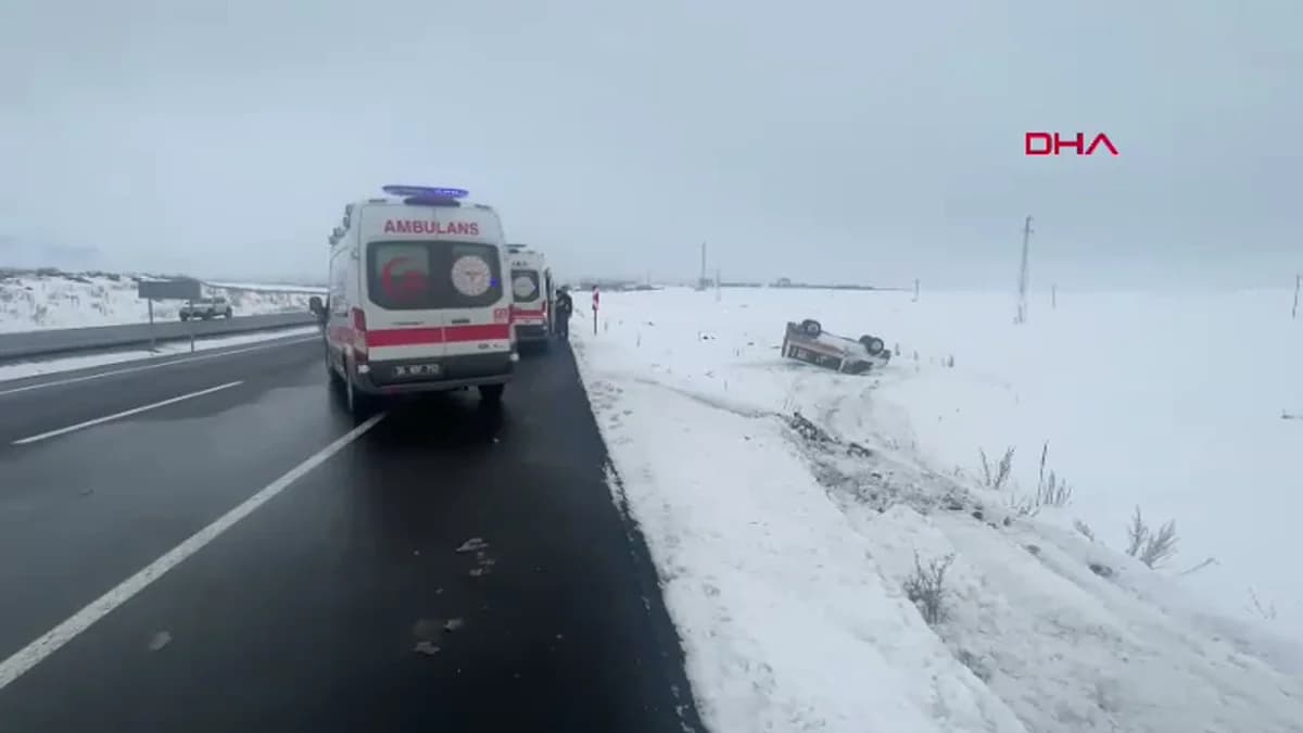 Kars’ta Minibüs Şarampole Devrildi: 5 Yaralı Hastaneye Sevk Edildi