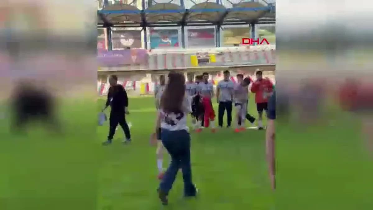 Şampiyonluk Sahasında Aşk Dolu Anlar: Futbolcudan Kız Arkadaşına Romantik Evlilik Teklifi