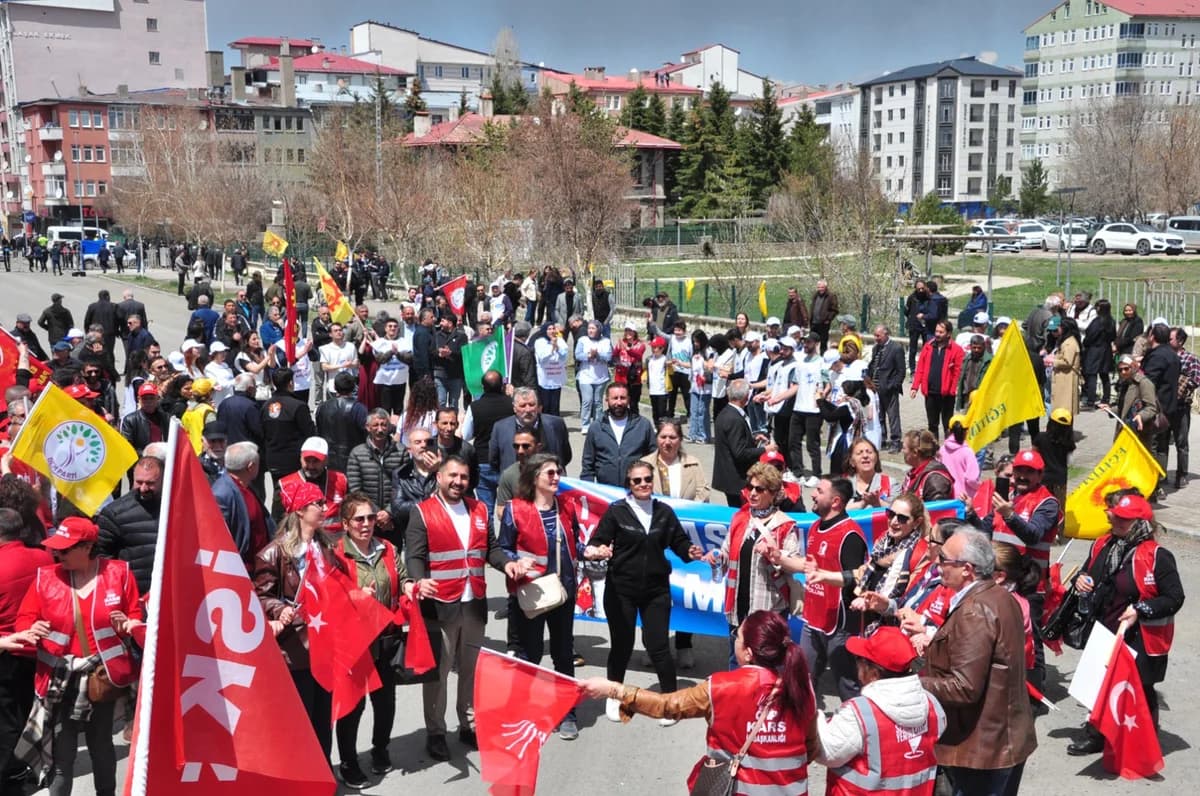 Kars’ta 1 Mayıs Coşkusu: Davul-Zurna Eşliğinde Halaylar Çekildi