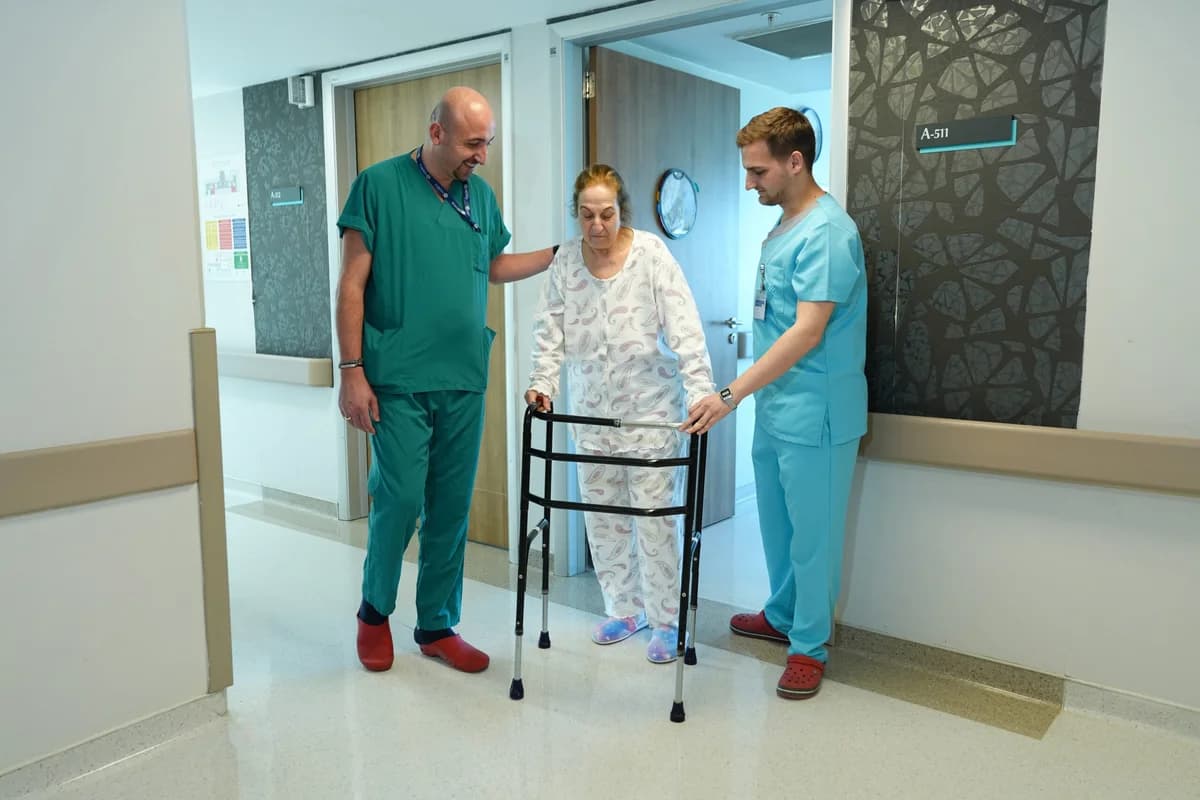 Robotik Diz Protezi Ameliyatı İle Hayat Bulan 68 Yaşındaki Nevin Hanım, 4 Saat Sonra Yürümeye Başladı
