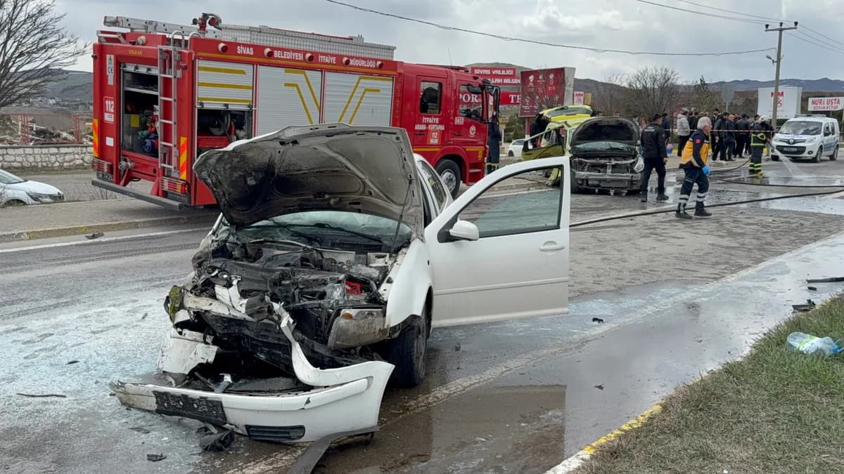 Sivasspor Tesisleri Önünde Trafik Kazası: 4 Altyapı Futbolcusu Yaralandı
