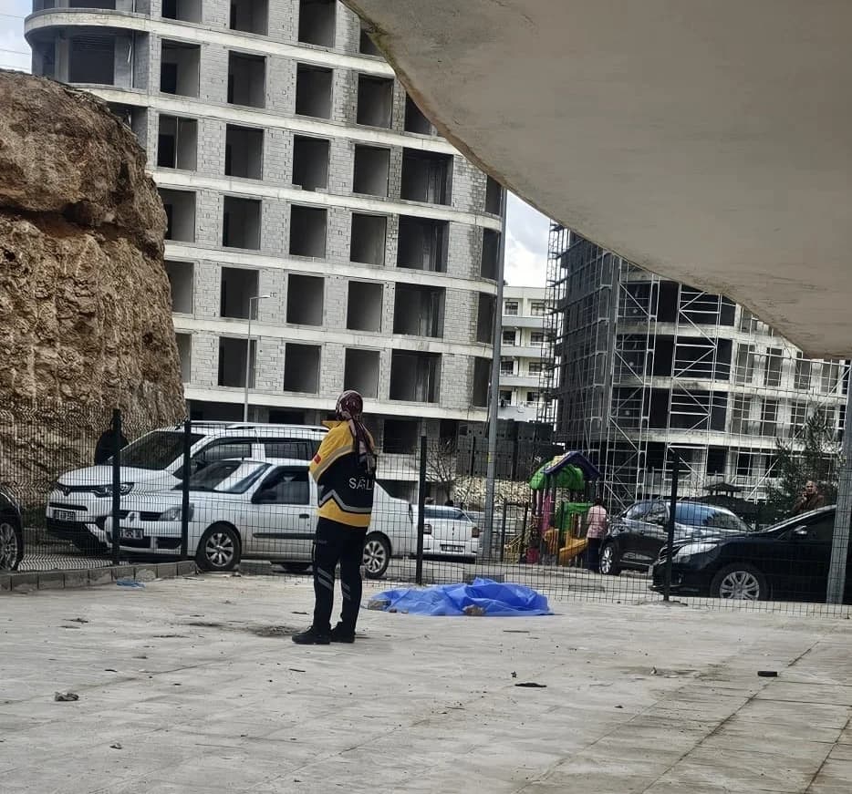 Mardin’de Balkondan Düşen Genç Kadın Hayatını Kaybetti