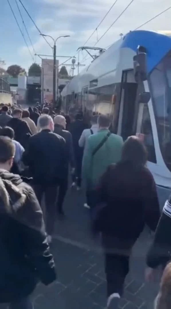 Kabataş-Bağcılar Tramvay Hattı’nda Arıza: Yolcular Raylarda Yürümek Zorunda Kaldı