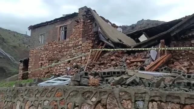 Siirt’te Sağanak Yağış Sonrası Metruk Ev Çöktü