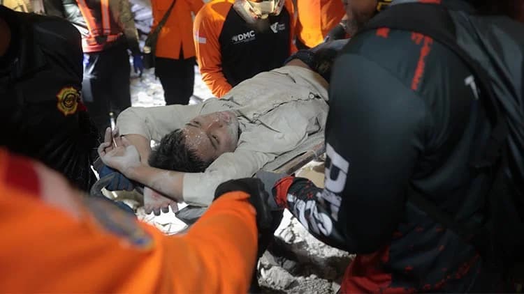 Endonezya’da Okul Tadilatında Faciaya Davetiye: Bir Öğrenci Hayatını Kaybetti, 102 Yaralı