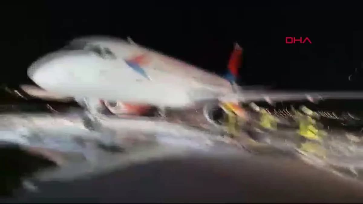 Antalya’da Yangına Maruz Kalan Uçağın Söküm İşlemleri Başladı
