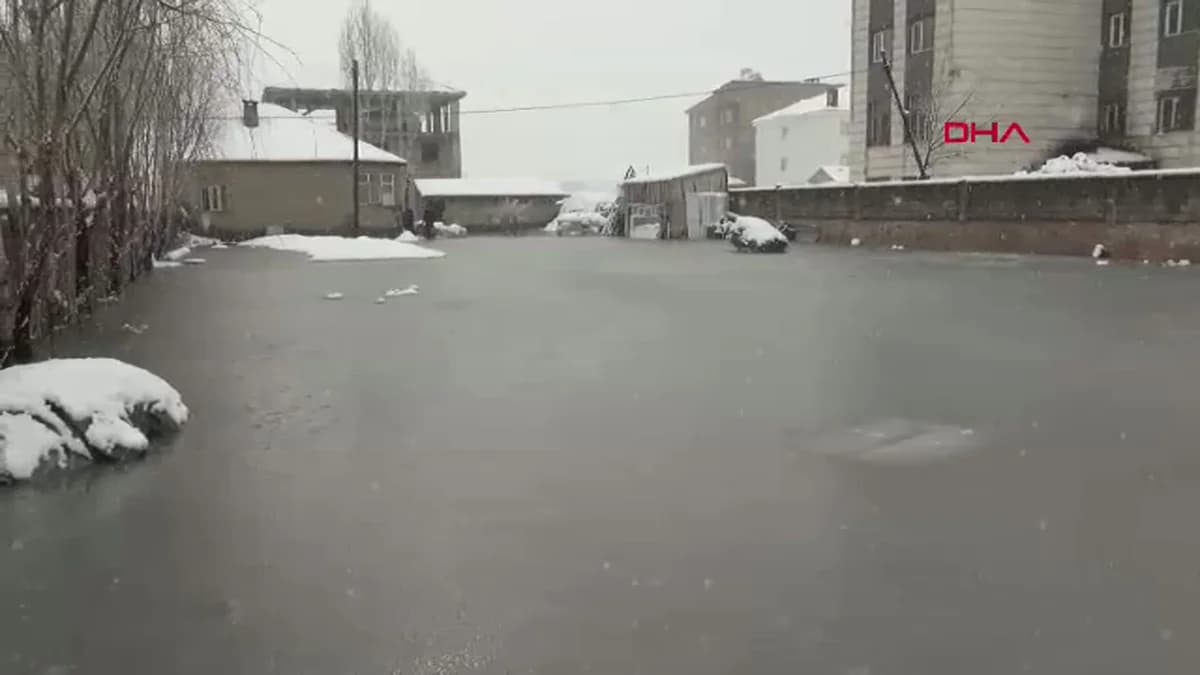 Hakkari’de Su Birikintisi Nedeniyle Çocuklarını Sırtında Taşıyor