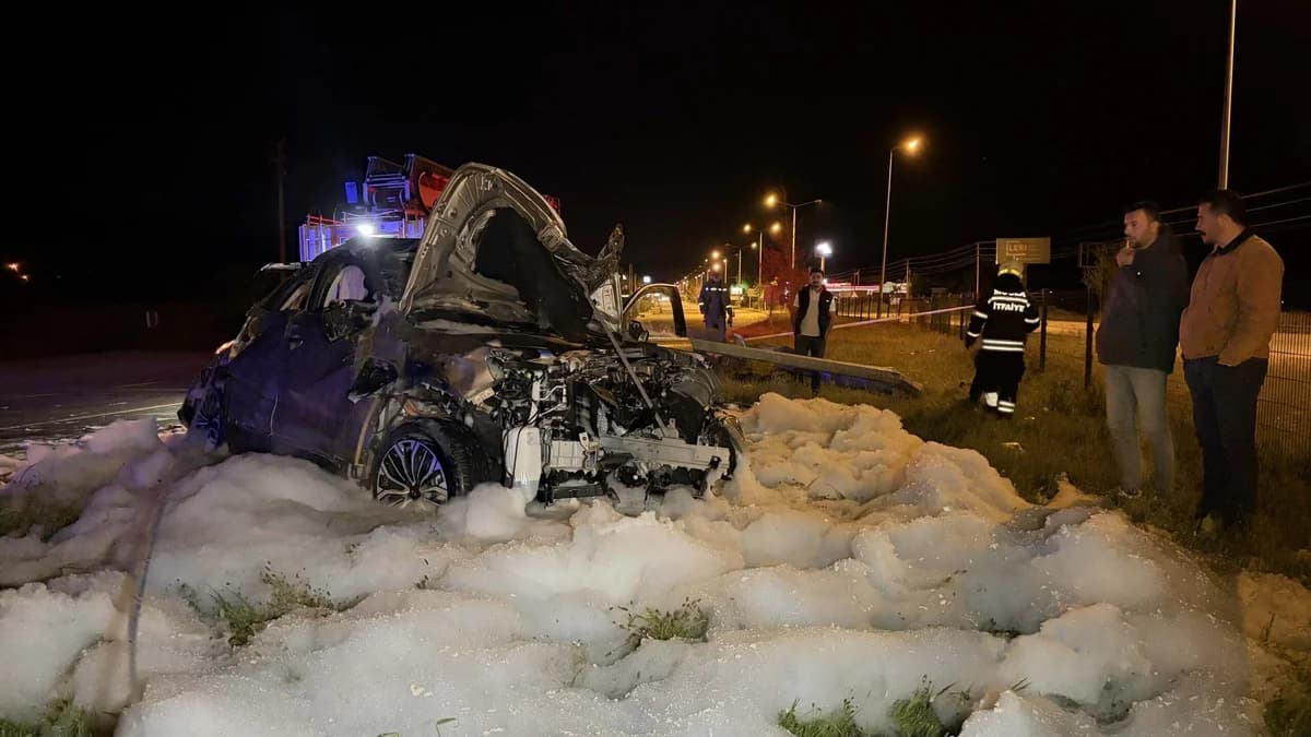 Seydikemer’de Kaza: Refüjdeki Direğe Çarpan Otomobilde 4 Yaralı
