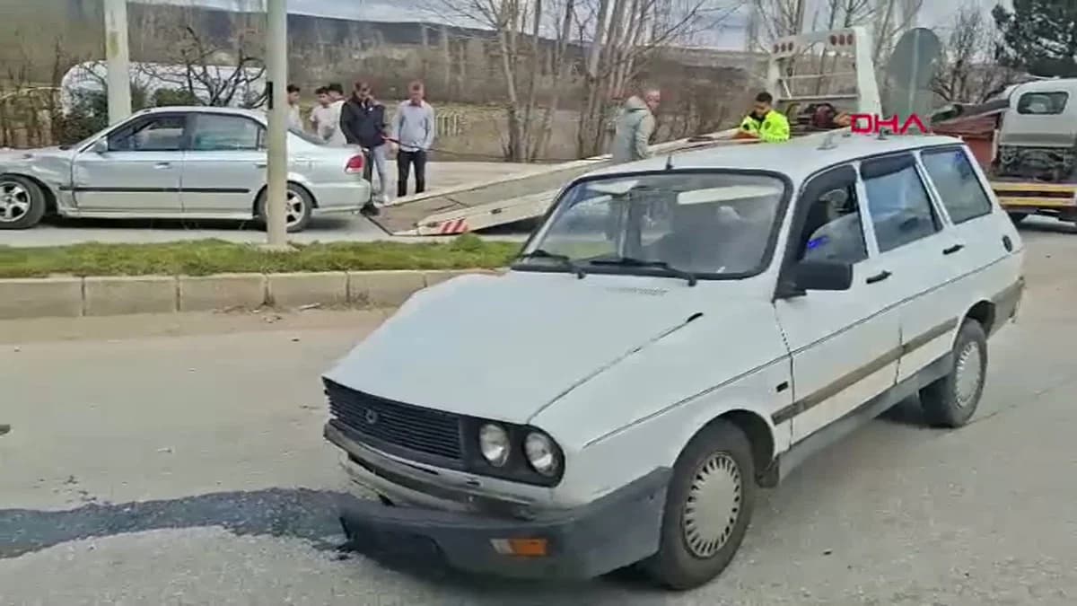 Kütahya’da İki Otomobil Çarpıştı: 2 Yaralı
