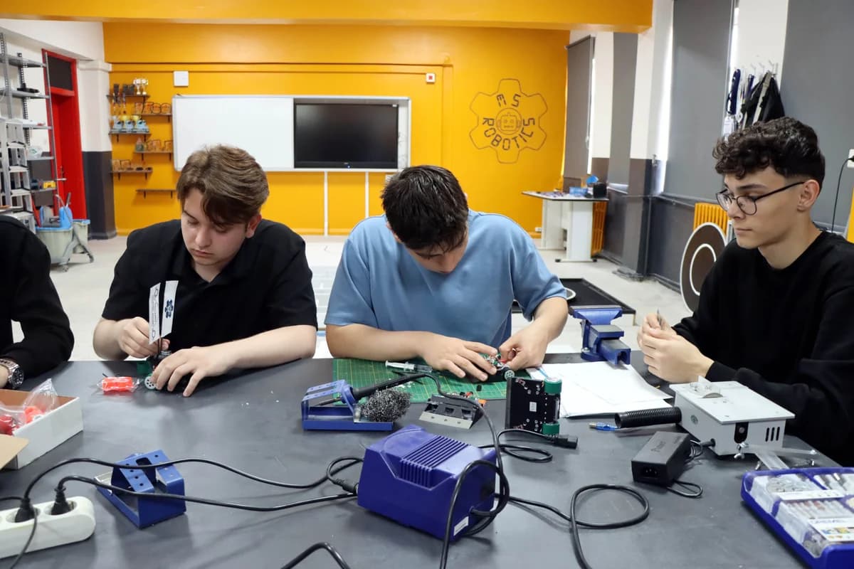 Kırklareli Mimar Sinan Lisesi’nden Gurur Günü: Yunanistan Robot Olimpiyatları’nda Zirveye!