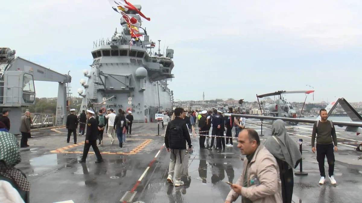 TCG Anadolu’ya Ziyaretçi Akını: Türk Donanması’nın Gururu Sarayburnu’nda Göz Kamaştırdı