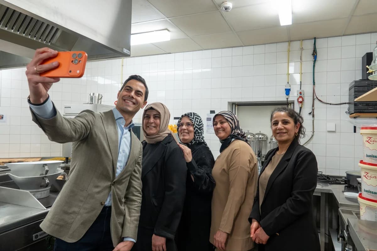 Hollanda Başbakanı Rob Jetten, Gouda’da İftar Yemeğine Katıldı