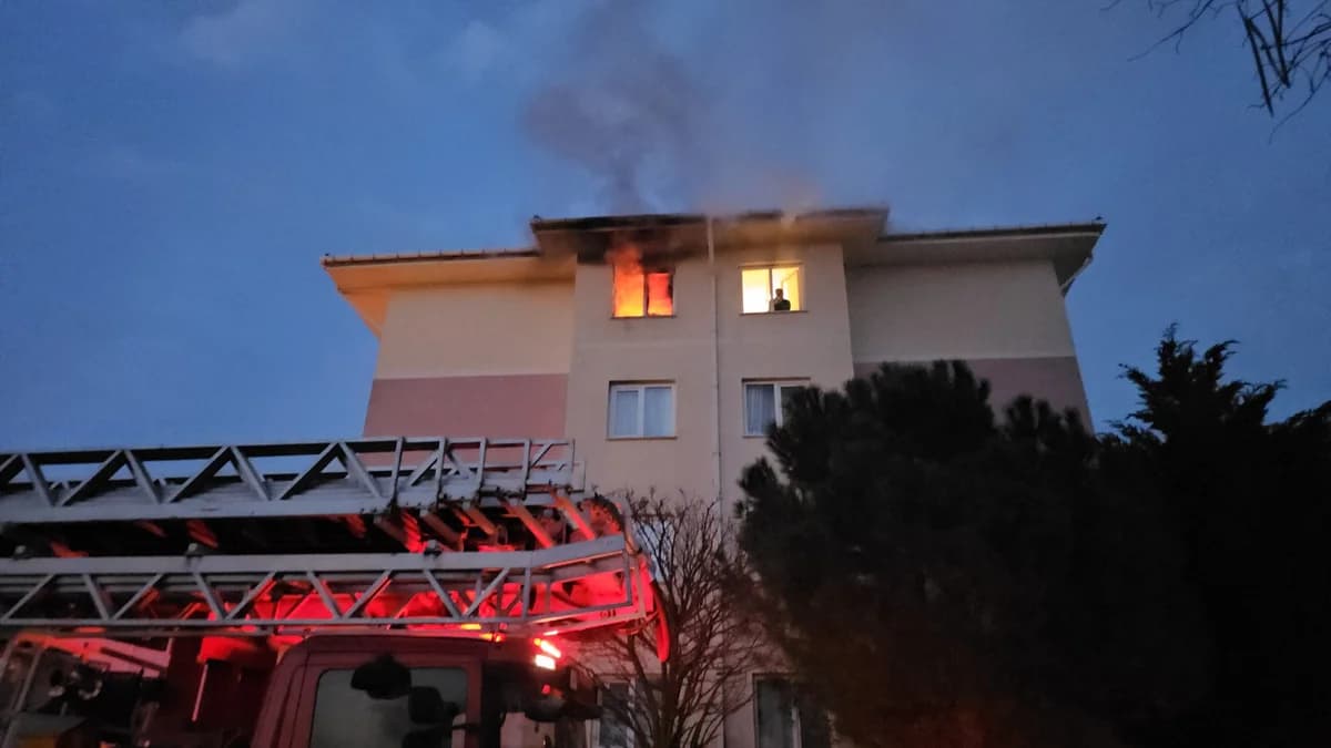 Edirne’de Merdivenli Araçla Kurtarılan Kişi Yangında Mahsur Kaldı