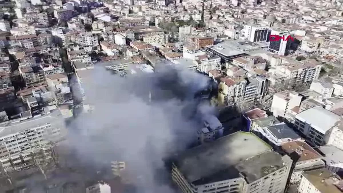Kocaeli’de İş Merkezinde Yangın Paniği: 2 Kişi Dumandan Etkilendi