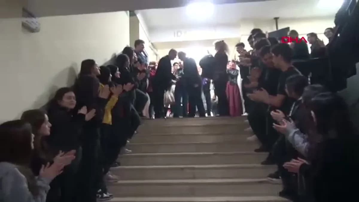 Hatay’da 40 Yıllık Öğretmene Duygusal Veda Töreni