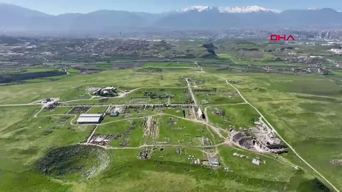 Laodikeia Antik Kenti’nden 2 Metrelik Athena Heykeli Çıktı: Antik Dönemin Sanatsal Mirası Gün Yüzüne Taşıyor