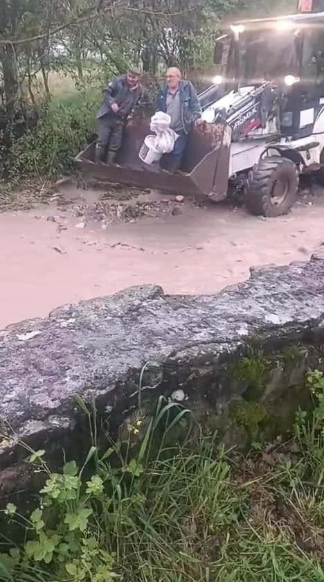 Karabük’te Sağanak Vurdu: Köprü Yıkıldı, 3 Kişi Mahsur Kaldı!