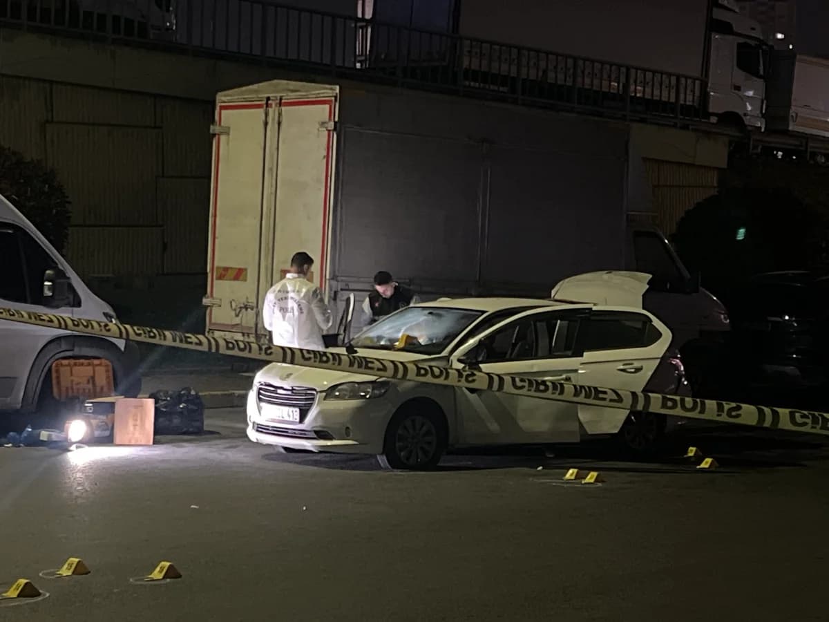 Küçükçekmece’de Polisten Kaçan Sürücü Kaza Yaptı: 1 Polis Yaralı, 2 Gözaltı, Uyuşturucu ve Silah Ele Geçirildi