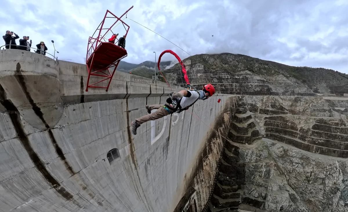 Deriner Barajı Adrenalin Tutkunlarını Bekliyor: 249 Metreden Unutulmaz Atlayışlar