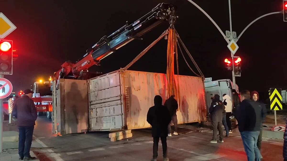 Arnavutköy’de TIR Kazası: Yol Traffik Açıldı