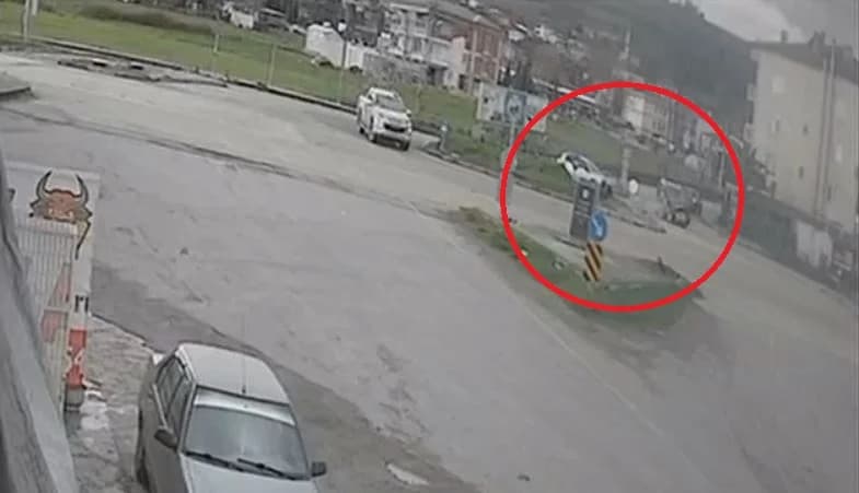 Tekkeköy’de Kavşakta Meydana Gelen Otomobil ve Hafif Ticari Araç Çarpışmasının Görüntüleri Ortaya Çıktı