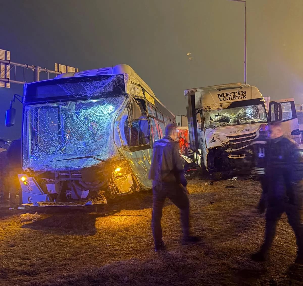 Erzurum’da TIR Kazası: Otobüs Şoförü Yaralandı