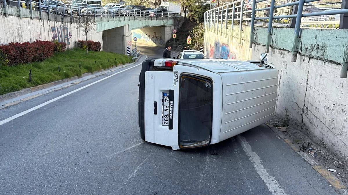 Beyoğlu’nda Kaldırıma Çarpan Araç Yan Yattı