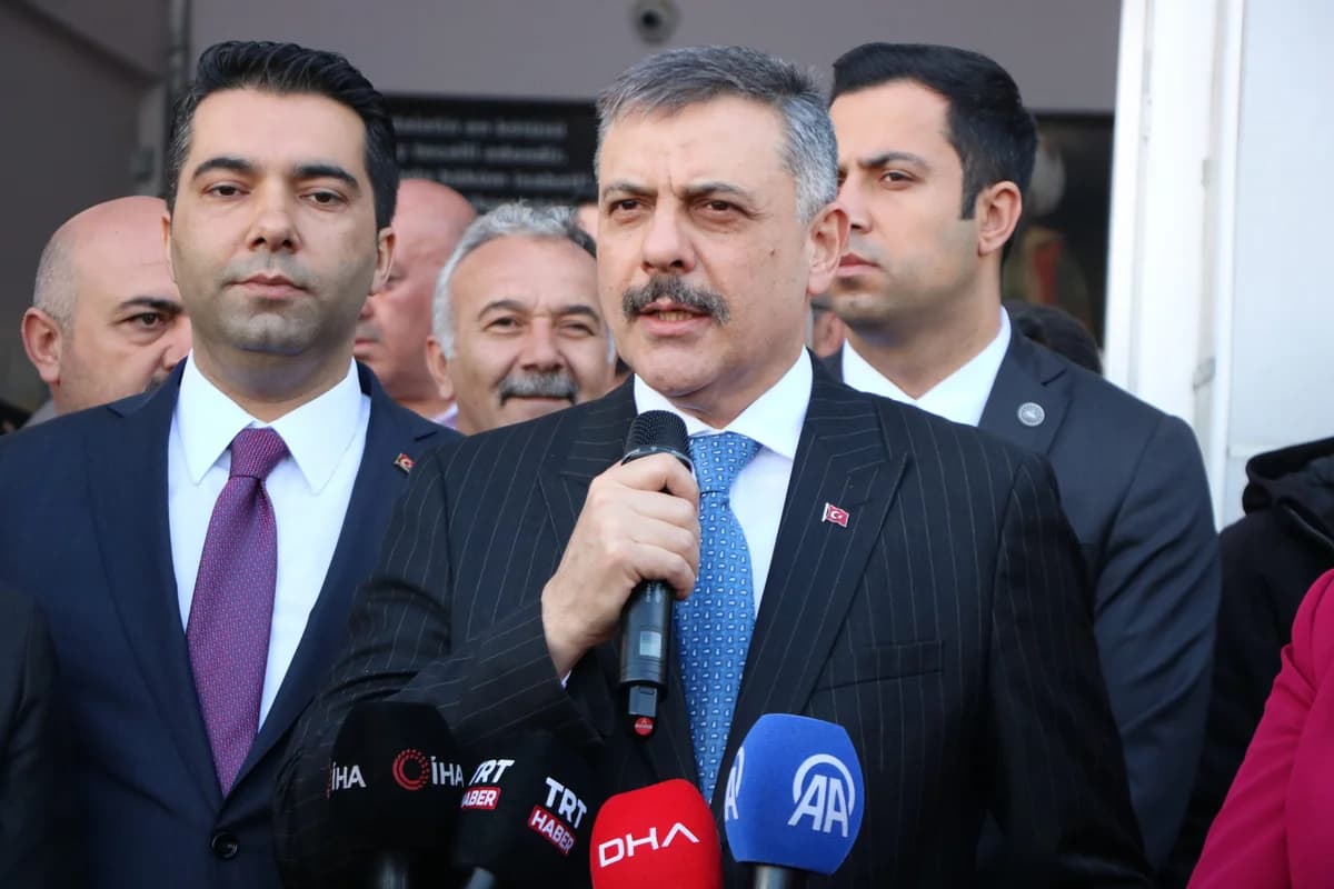 İçişleri Bakanı Mustafa Çiftçi, Neşet Ertaş’ın Kabrini Ziyaret Etti