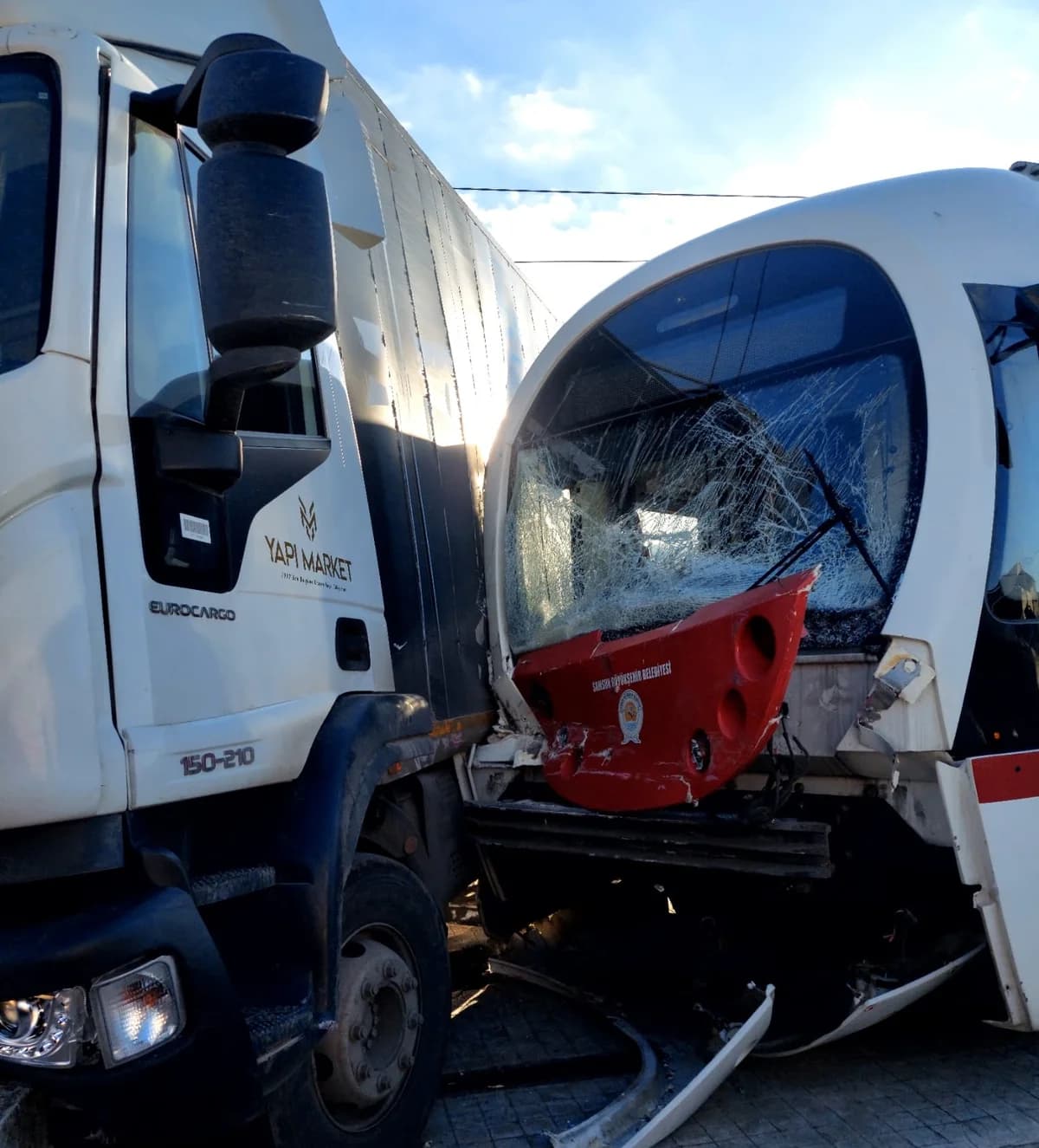 Samsun’da Tramvay ve Kamyon Çarpıştı: 3 Yaralı