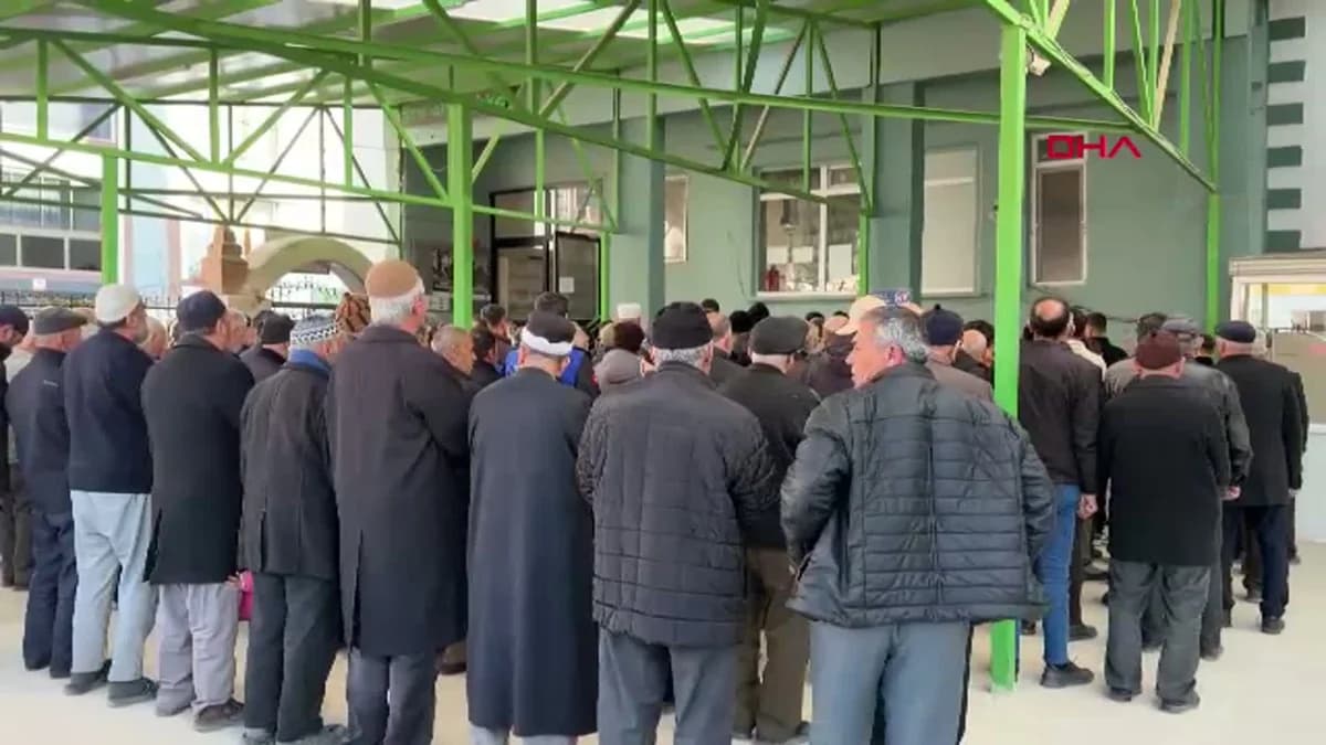 Eskişehir’de Babası Tarafından Öldürülen Zehra Üzüm Toprağa Verildi
