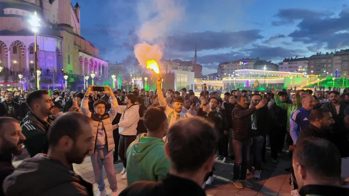 12 Bingölspor 2’nci Lig’e Yükselmenin Coşkusunu Yaşadı