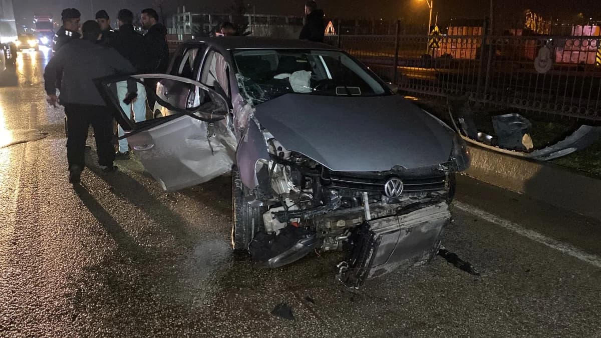 Bursa’da Kontrolden Çıkan Araç Aydınlatma Direğine Çarptı: 2 Yaralı