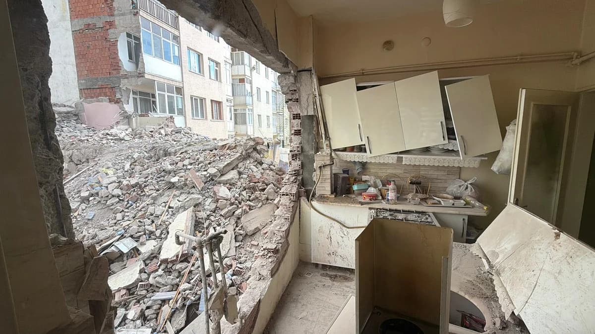 Eskişehir’de 8 Katlı Binanın Yıkımı Sırasında Ev Duvarı da Yıkıldı