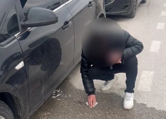 Zabıtayı Görünce İzmaritleri Toplayan Sürücüye Cezai İşlem